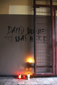 Trauerbekundung vor der ehemaligen Wohnung von David Bowie in Berlin