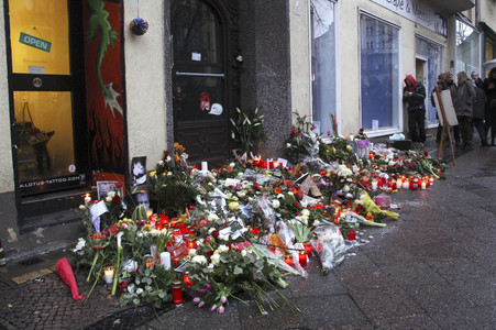 Trauerbekundung vor der ehemaligen Wohnung von David Bowie in Berlin