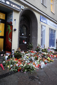 Trauerbekundung vor der ehemaligen Wohnung von David Bowie in Berlin