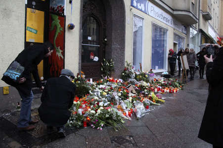 Trauerbekundung vor der ehemaligen Wohnung von David Bowie in Berlin