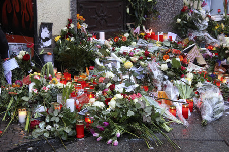 Trauerbekundung vor der ehemaligen Wohnung von David Bowie in Berlin
