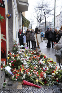 Trauerbekundung vor der ehemaligen Wohnung von David Bowie in Berlin