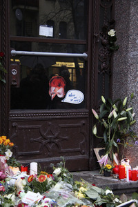 Trauerbekundung vor der ehemaligen Wohnung von David Bowie in Berlin