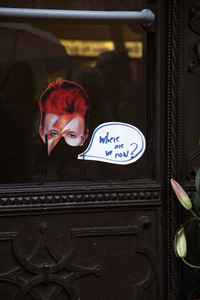 Trauerbekundung vor der ehemaligen Wohnung von David Bowie in Berlin