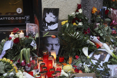 Trauerbekundung vor der ehemaligen Wohnung von David Bowie in Berlin