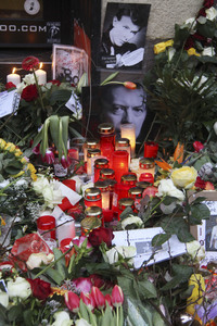 Trauerbekundung vor der ehemaligen Wohnung von David Bowie in Berlin