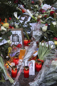 Trauerbekundung vor der ehemaligen Wohnung von David Bowie in Berlin