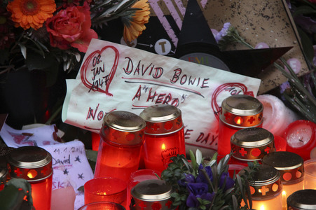 Trauerbekundung vor der ehemaligen Wohnung von David Bowie in Berlin
