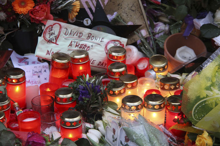 Trauerbekundung vor der ehemaligen Wohnung von David Bowie in Berlin