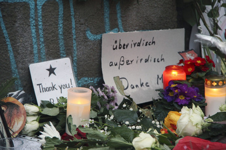 Trauerbekundung vor der ehemaligen Wohnung von David Bowie in Berlin