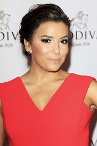 Eva Longoria präsentiert Valentinstag-Geschenke