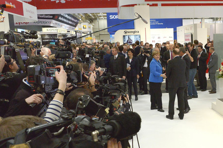 Angela Merkel beim Rundgang über die Computermesse CeBIT in Hannover