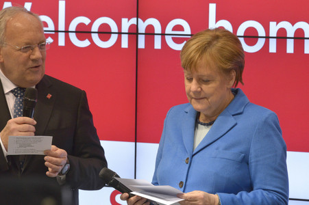 Angela Merkel beim Rundgang über die Computermesse CeBIT in Hannover