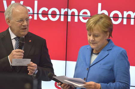 Angela Merkel beim Rundgang über die Computermesse CeBIT in Hannover