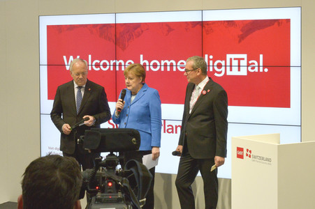 Angela Merkel beim Rundgang über die Computermesse CeBIT in Hannover