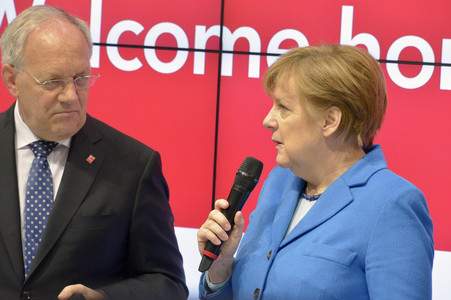 Angela Merkel beim Rundgang über die Computermesse CeBIT in Hannover