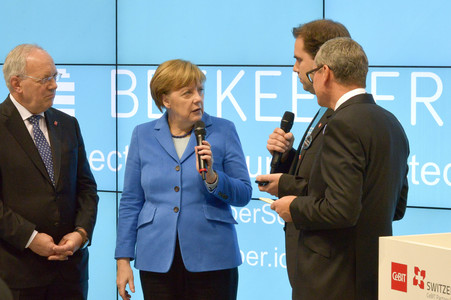 Angela Merkel beim Rundgang über die Computermesse CeBIT in Hannover