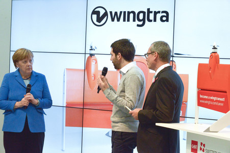 Angela Merkel beim Rundgang über die Computermesse CeBIT in Hannover