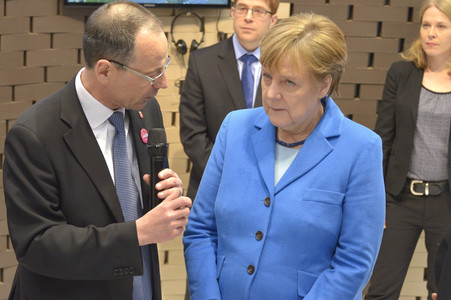 Angela Merkel beim Rundgang über die Computermesse CeBIT in Hannover