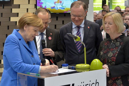 Angela Merkel beim Rundgang über die Computermesse CeBIT in Hannover