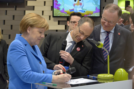 Angela Merkel beim Rundgang über die Computermesse CeBIT in Hannover