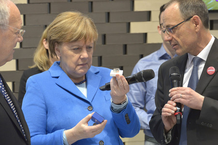 Angela Merkel beim Rundgang über die Computermesse CeBIT in Hannover