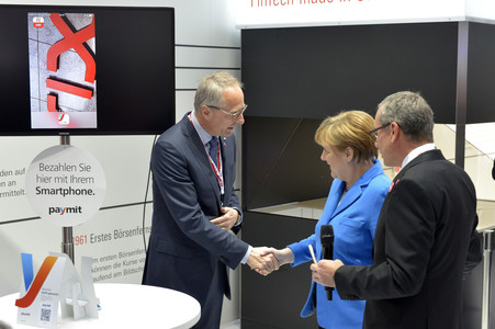 Angela Merkel beim Rundgang über die Computermesse CeBIT in Hannover