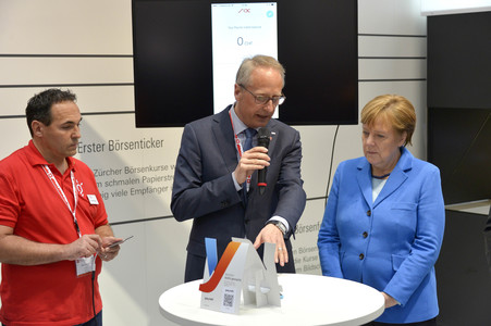 Angela Merkel beim Rundgang über die Computermesse CeBIT in Hannover