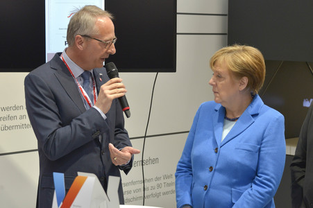 Angela Merkel beim Rundgang über die Computermesse CeBIT in Hannover