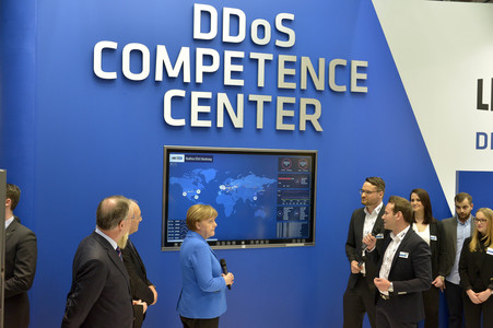 Angela Merkel beim Rundgang über die Computermesse CeBIT in Hannover