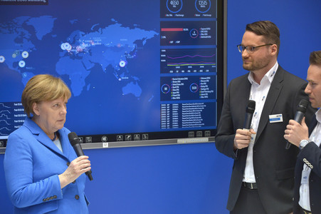 Angela Merkel beim Rundgang über die Computermesse CeBIT in Hannover