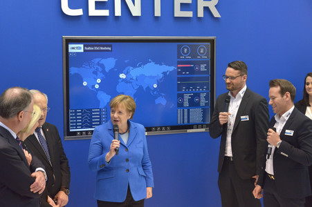 Angela Merkel beim Rundgang über die Computermesse CeBIT in Hannover