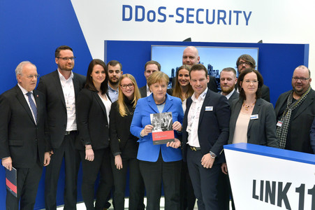 Angela Merkel beim Rundgang über die Computermesse CeBIT in Hannover