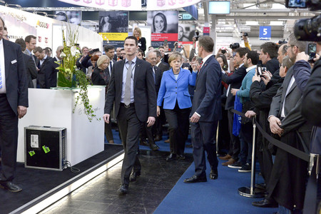 Angela Merkel beim Rundgang über die Computermesse CeBIT in Hannover