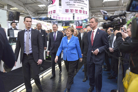 Angela Merkel beim Rundgang über die Computermesse CeBIT in Hannover