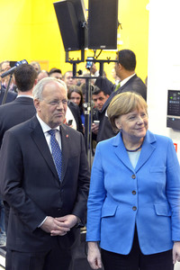 Angela Merkel beim Rundgang über die Computermesse CeBIT in Hannover