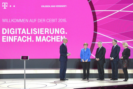 Angela Merkel beim Rundgang über die Computermesse CeBIT in Hannover