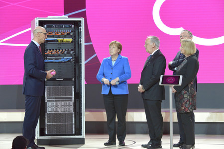 Angela Merkel beim Rundgang über die Computermesse CeBIT in Hannover