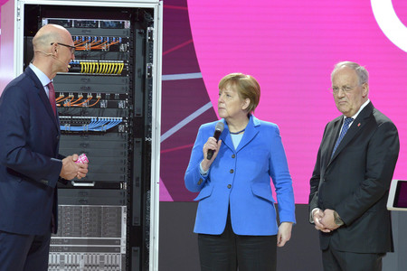 Angela Merkel beim Rundgang über die Computermesse CeBIT in Hannover