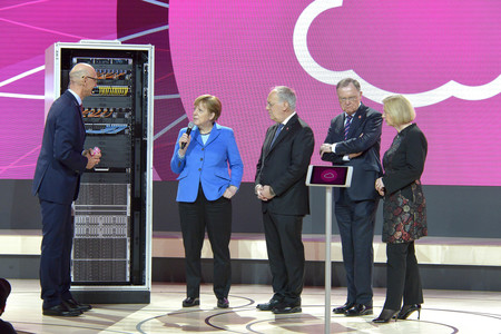 Angela Merkel beim Rundgang über die Computermesse CeBIT in Hannover