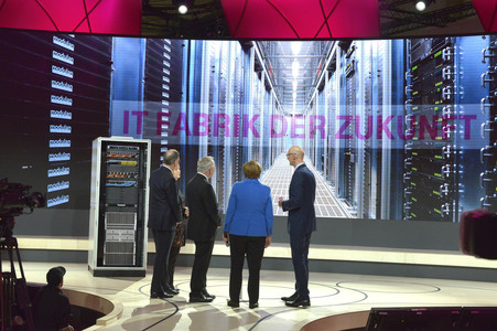 Angela Merkel beim Rundgang über die Computermesse CeBIT in Hannover
