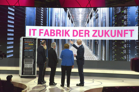 Angela Merkel beim Rundgang über die Computermesse CeBIT in Hannover