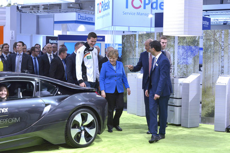 Angela Merkel beim Rundgang über die Computermesse CeBIT in Hannover