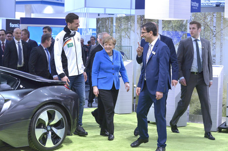 Angela Merkel beim Rundgang über die Computermesse CeBIT in Hannover