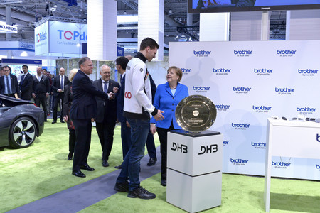 Angela Merkel beim Rundgang über die Computermesse CeBIT in Hannover