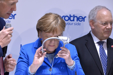 Angela Merkel beim Rundgang über die Computermesse CeBIT in Hannover