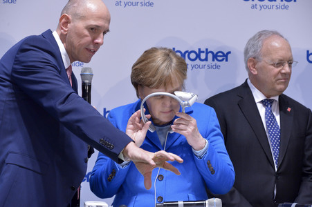 Angela Merkel beim Rundgang über die Computermesse CeBIT in Hannover