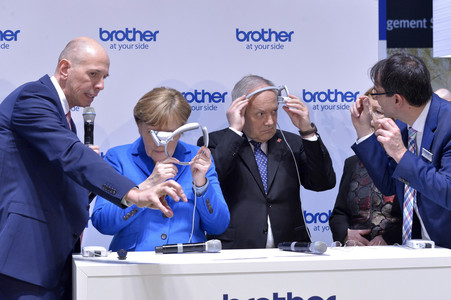 Angela Merkel beim Rundgang über die Computermesse CeBIT in Hannover