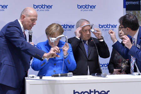 Angela Merkel beim Rundgang über die Computermesse CeBIT in Hannover