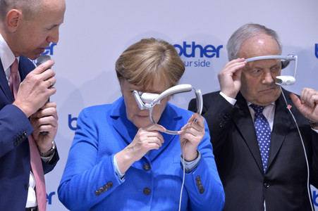 Angela Merkel beim Rundgang über die Computermesse CeBIT in Hannover